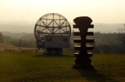 Statue and Radiotelescope