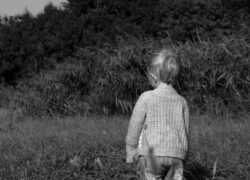 B&W photography of a child in the meadow