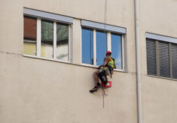 Window washer on a climbing rope